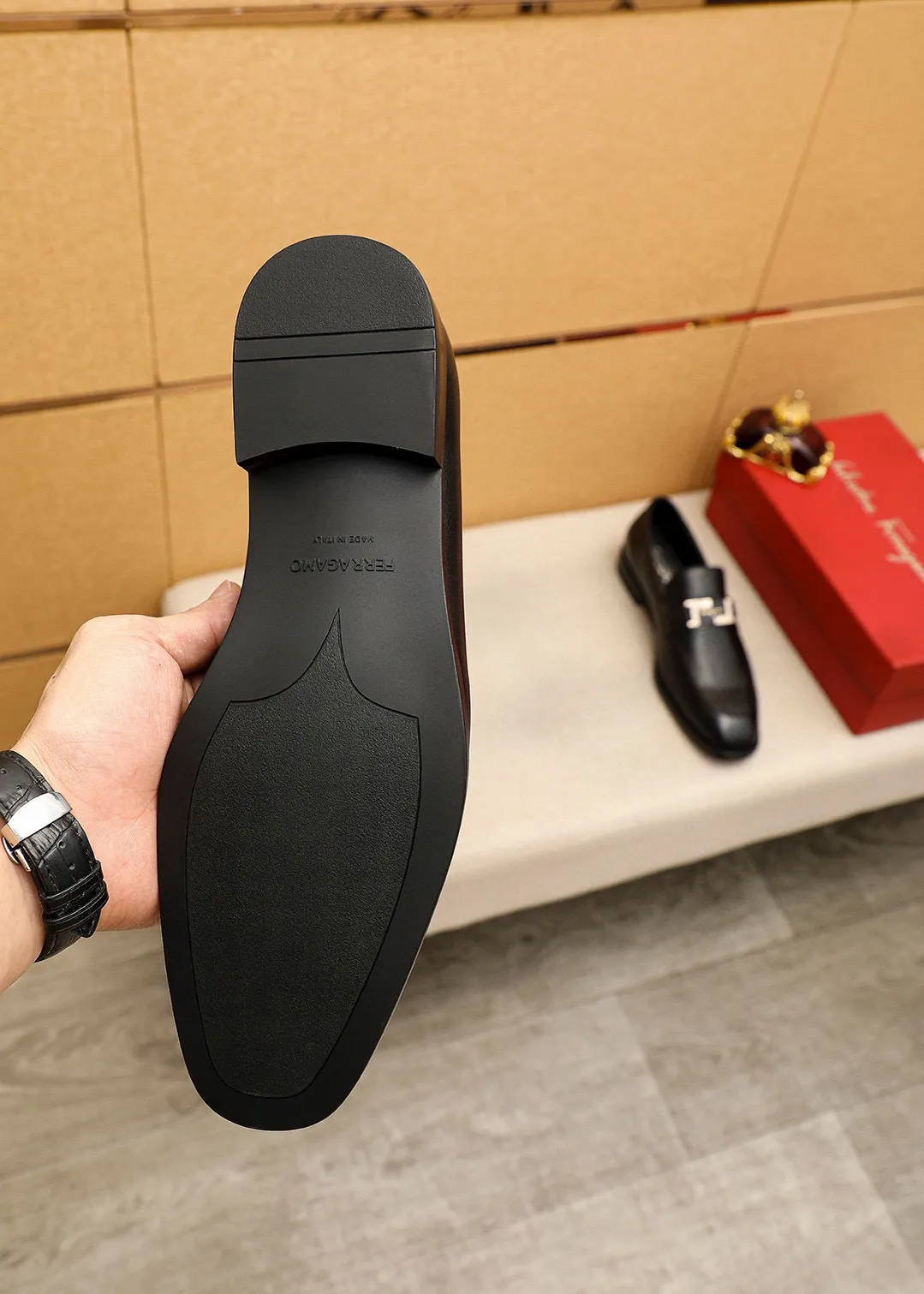 Men's shoes 💰460 💐 Product trademark: Ferragamo "Ferragamo" casual leather shoes Regular size: 38-44 (45.46🉑️customized) Product materials: Selected imported first-layer calfskin upper + luxury hardware buckle, imported water-dyed cowhide leather lining. Strong three-dimensional visual effect, original rubber outsole Color: 2⃣️colors available